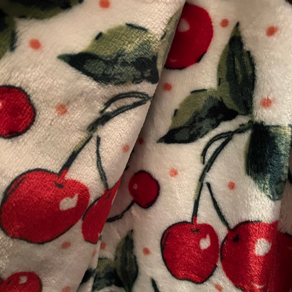 Brand New Berkshire Cherry Plush Throw w tags - Picture 2 of 5